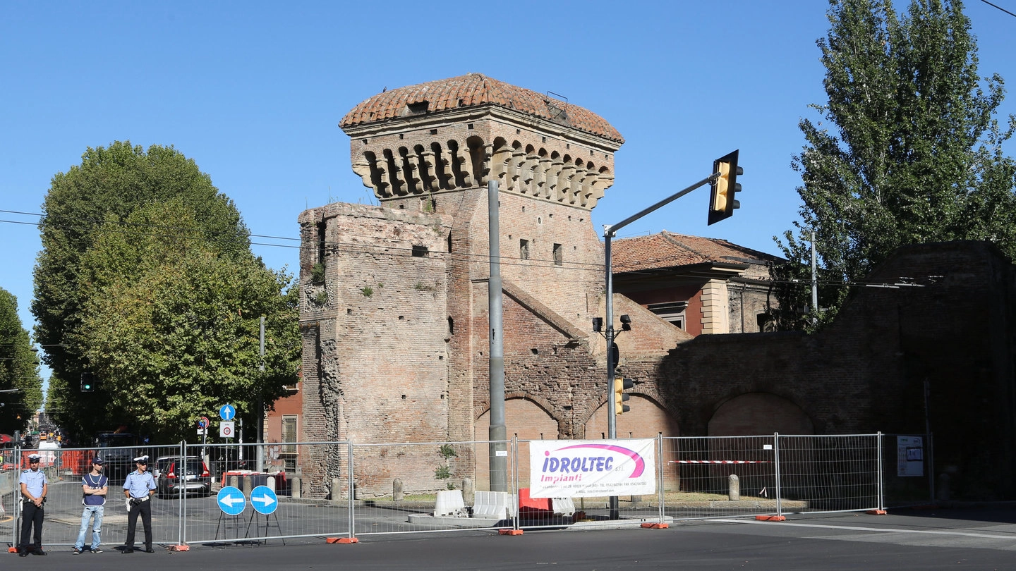 Bologna, cantiere in via Irnerio: chiuso completamente l’incrocio con i viali (Foto Schicchi)