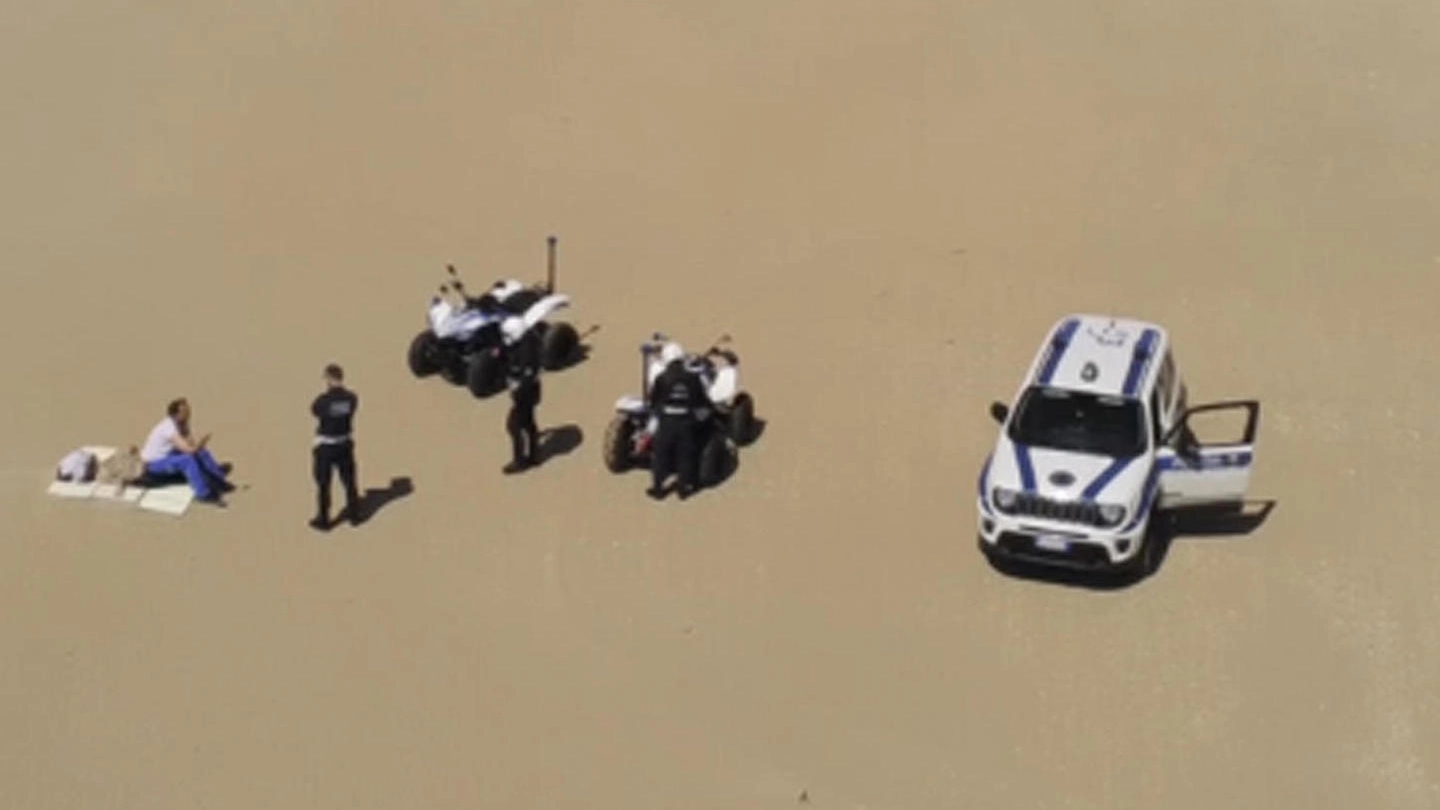 I controlli della Polizia sulla spiaggia di Rimini