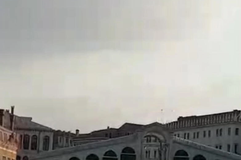 Frame tratto dal video mostra due giovani con sci d'acqua "a motore" a Venezia