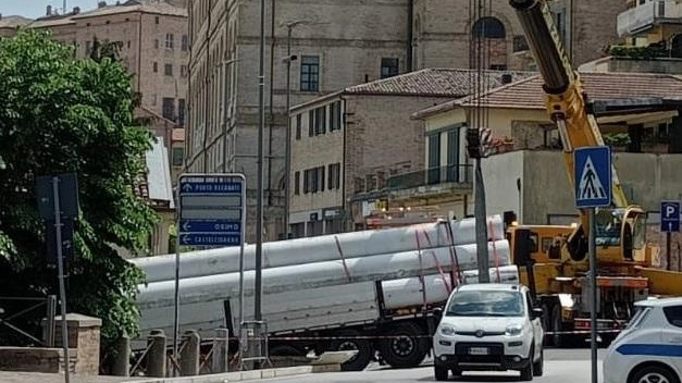 Rione Mercato, camion incastrato  manda in tilt la circolazione