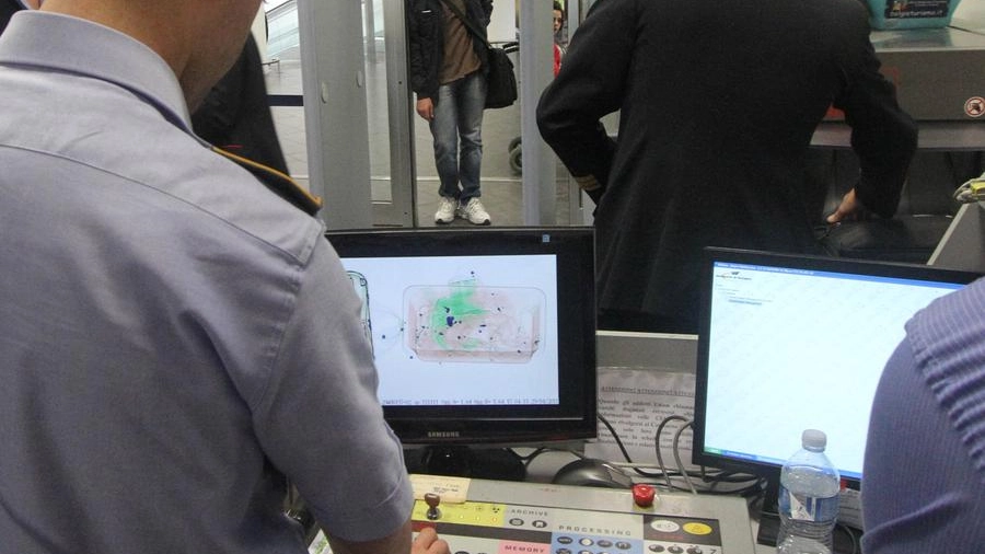 L'uomo è stato scoperto al controllo dei passaporti all'aeroporto di Bologna