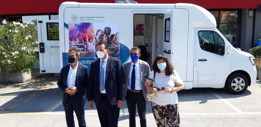 Vaccini Emilia Romagna, il camper sulle spiagge della Riviera