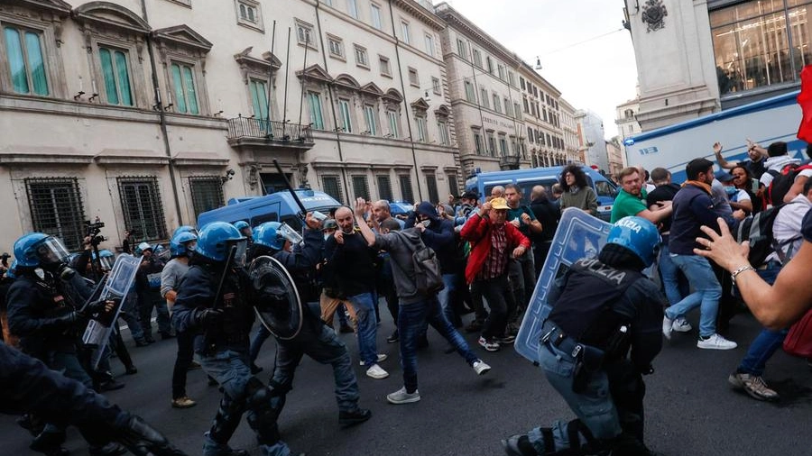 No green pass a Roma, cariche della polizia (Ansa)