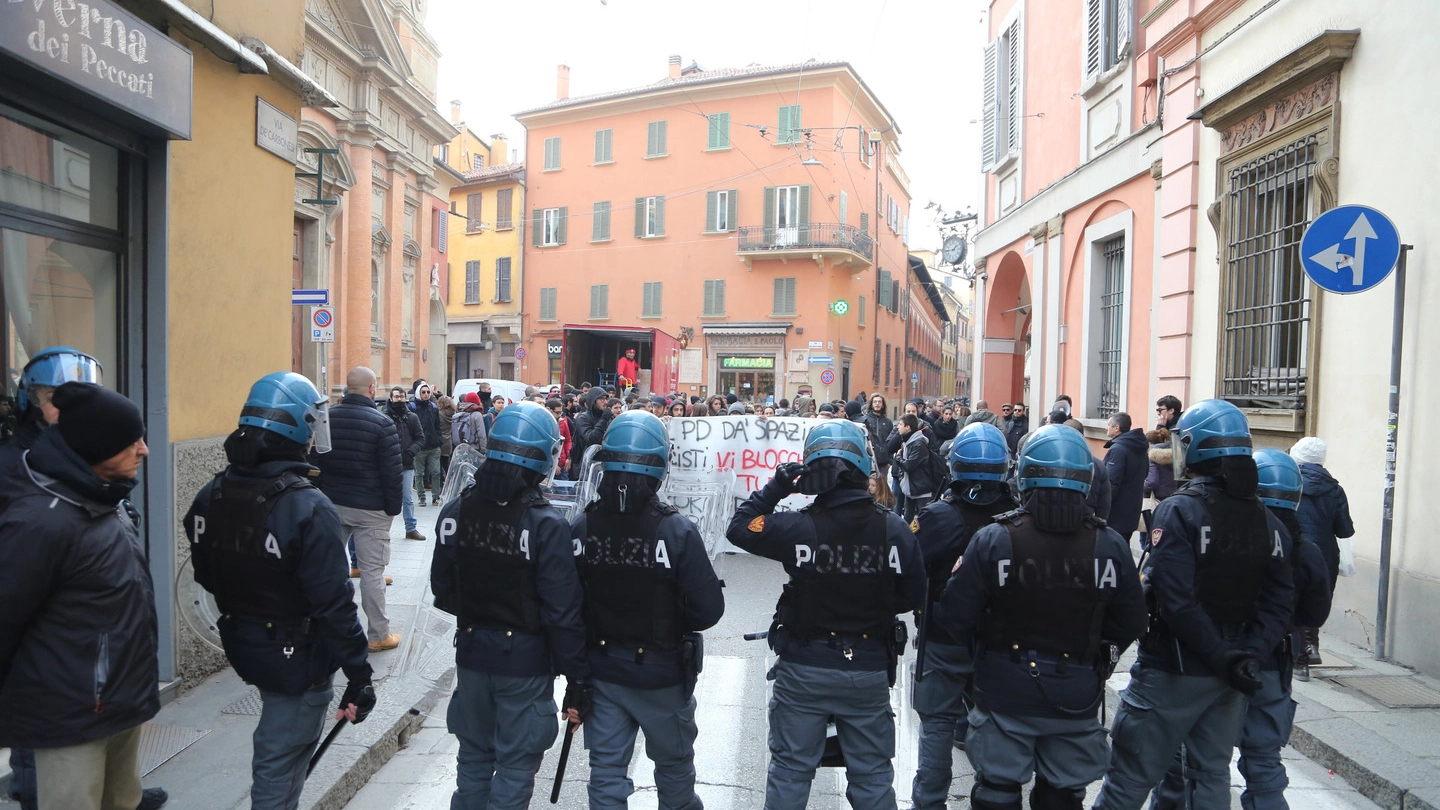 La protesta in via de' Carbonesi a Bologna (FotoSchicchi)