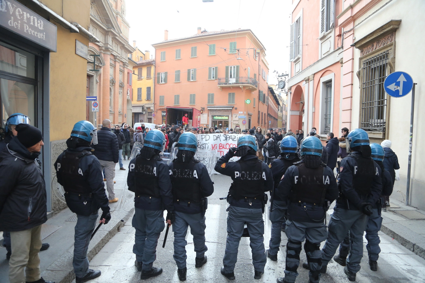 La protesta in via de' Carbonesi a Bologna (FotoSchicchi)