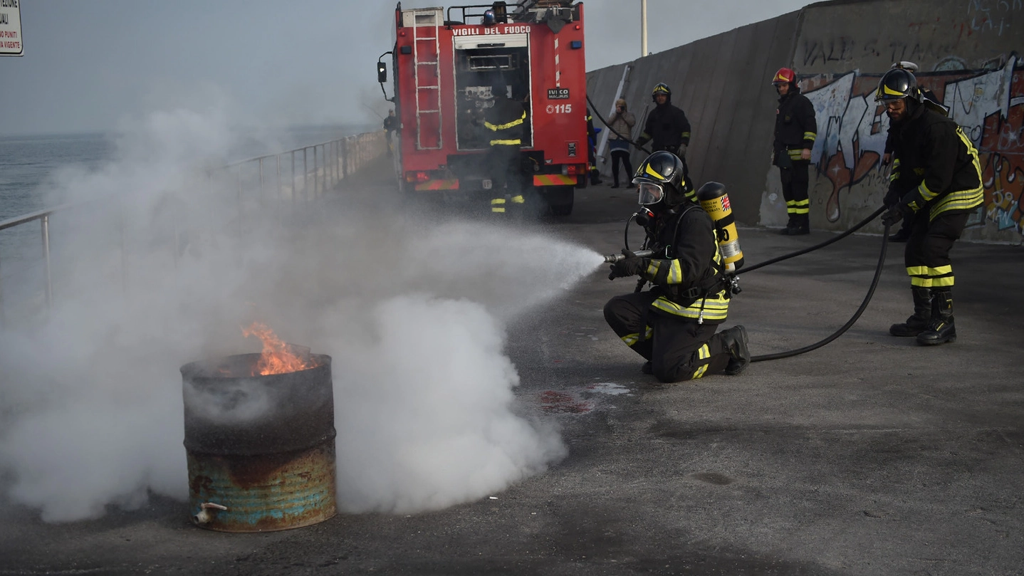 I vigili del fuoco impegnati nell’esercitazione nel porto di Civitanova (foto Roberto Vives)