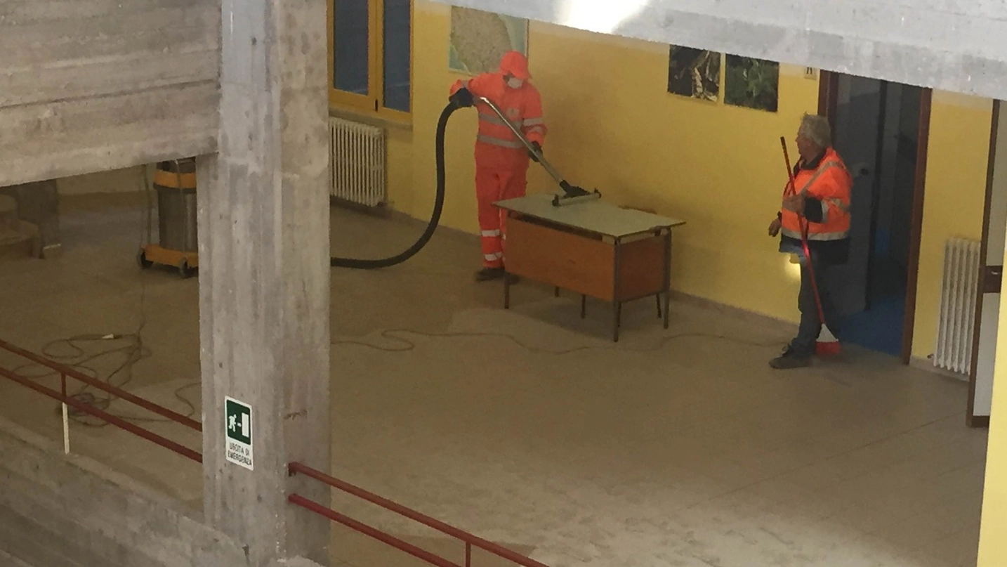 Sant’Elpidio a Mare, i vandali svuotano gli estintori nelle aule: addetti alla pulizia al lavoro (Foto Colibazzi)