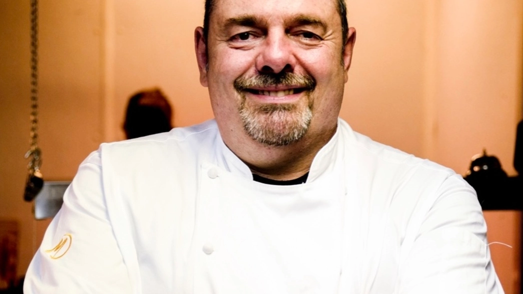 Il noto chef Massimiliano Poggi, 52 anni, gestisce l'omonimo ristorante di Trebbo