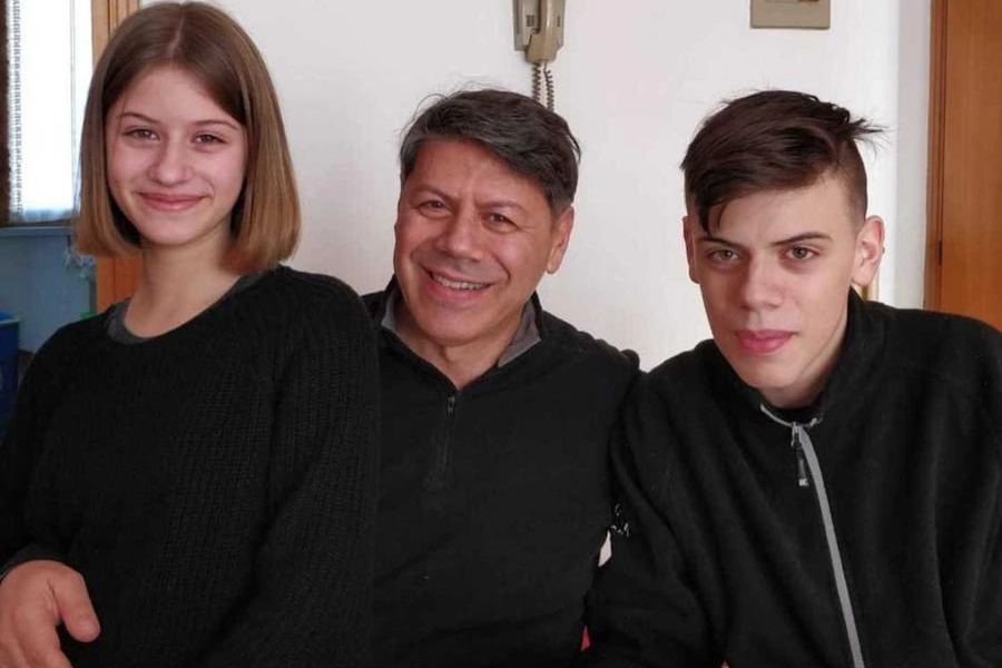 Leonardo con la sorella e con il padre Roberto Monaco