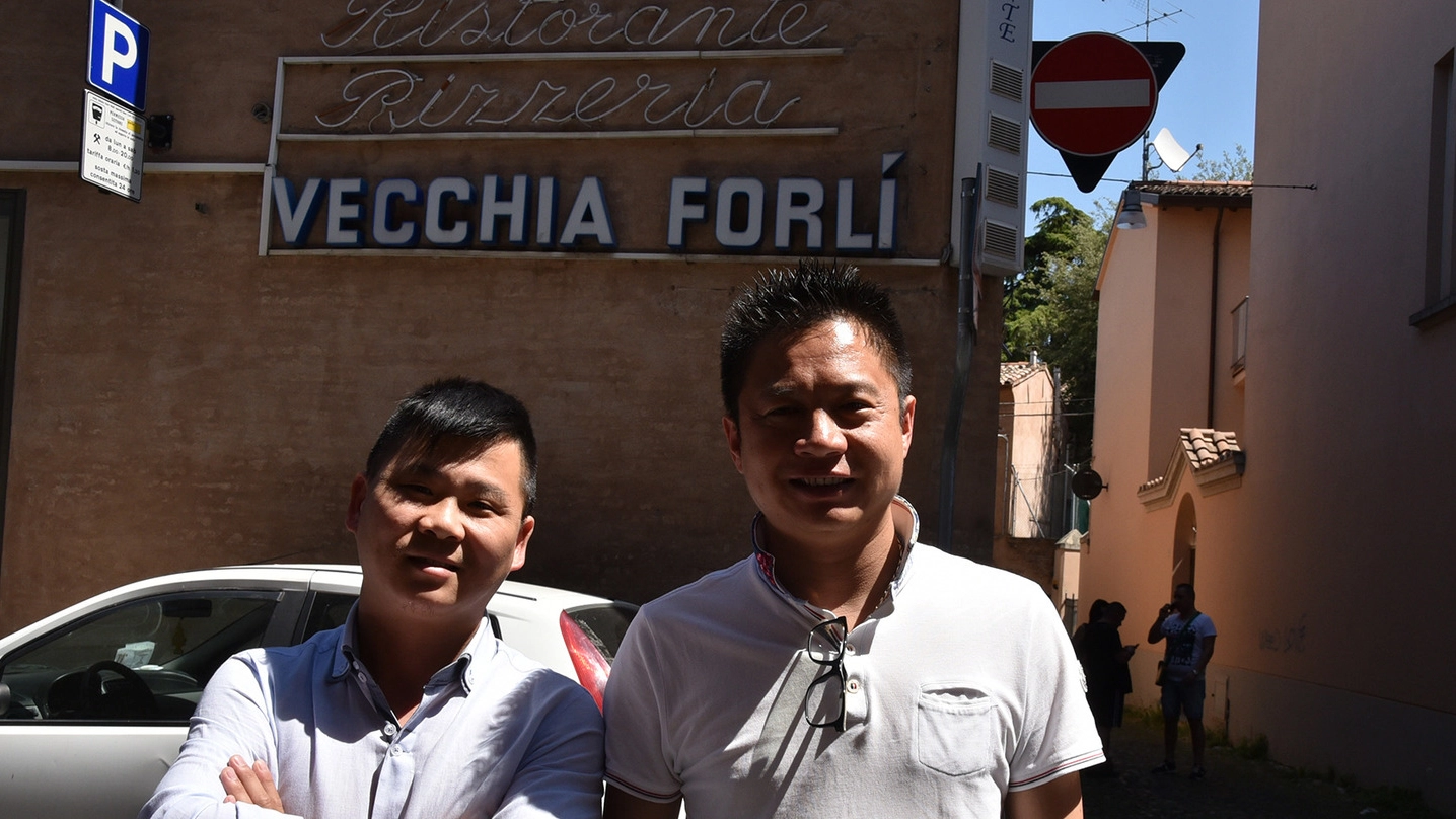 I due nuovi gestori della ex Vecchia Forlì, che si chiamerà Giardino Wu, dal nome del cuoco ingaggiato (Fantini)