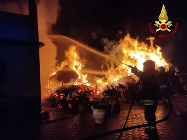 Incendio a Zocca (Modena) oggi, a fuoco una legnaia. Casa salva per un soffio