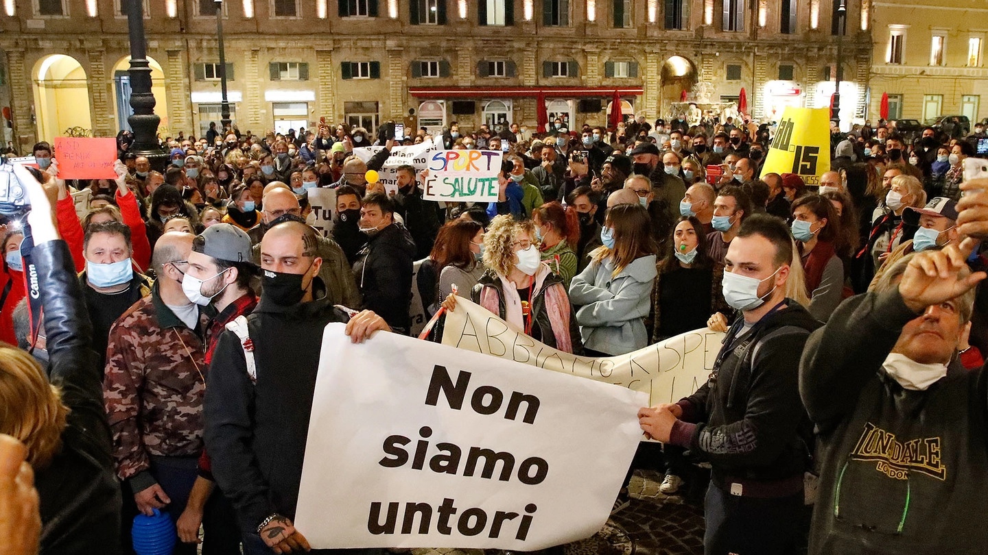 La manifestazione di una settimana fa organizzata da Umberto Carriera in piazza del Popolo