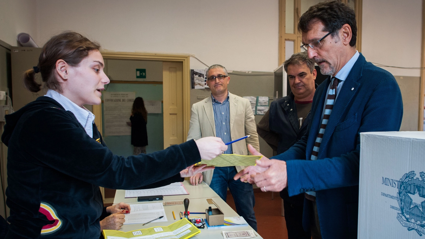 Il sindaco di Bologna Virginio Merola alle urne (Foto Schicchi)