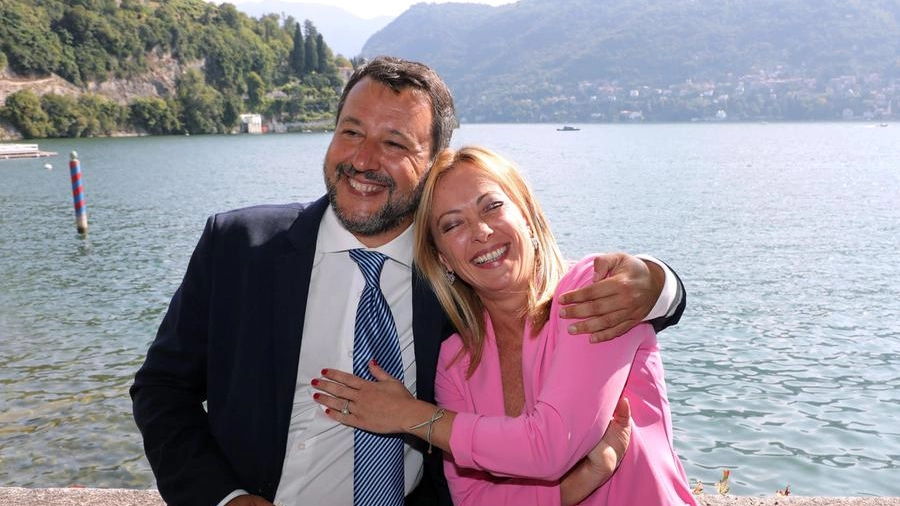 Giorgia Meloni e Matteo Salvini si abbracciano a Cernobbio (Ansa)