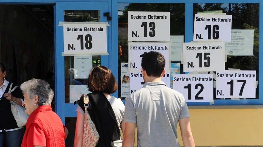 Elettori che si recano ai seggi (FotoFiocchi)