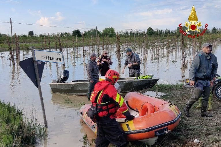 Alluvione a Ravenna: salvataggi in corso con i gommoni a Bagnacavallo