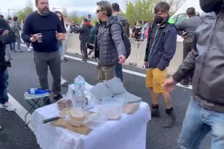 Un momento della protesta: i ristoratori apparecchiano in autostrada