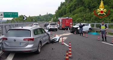 Fa inversione a U in autostrada, si schianta contro altri veicoli e muore: tragedia a Vittorio Veneto