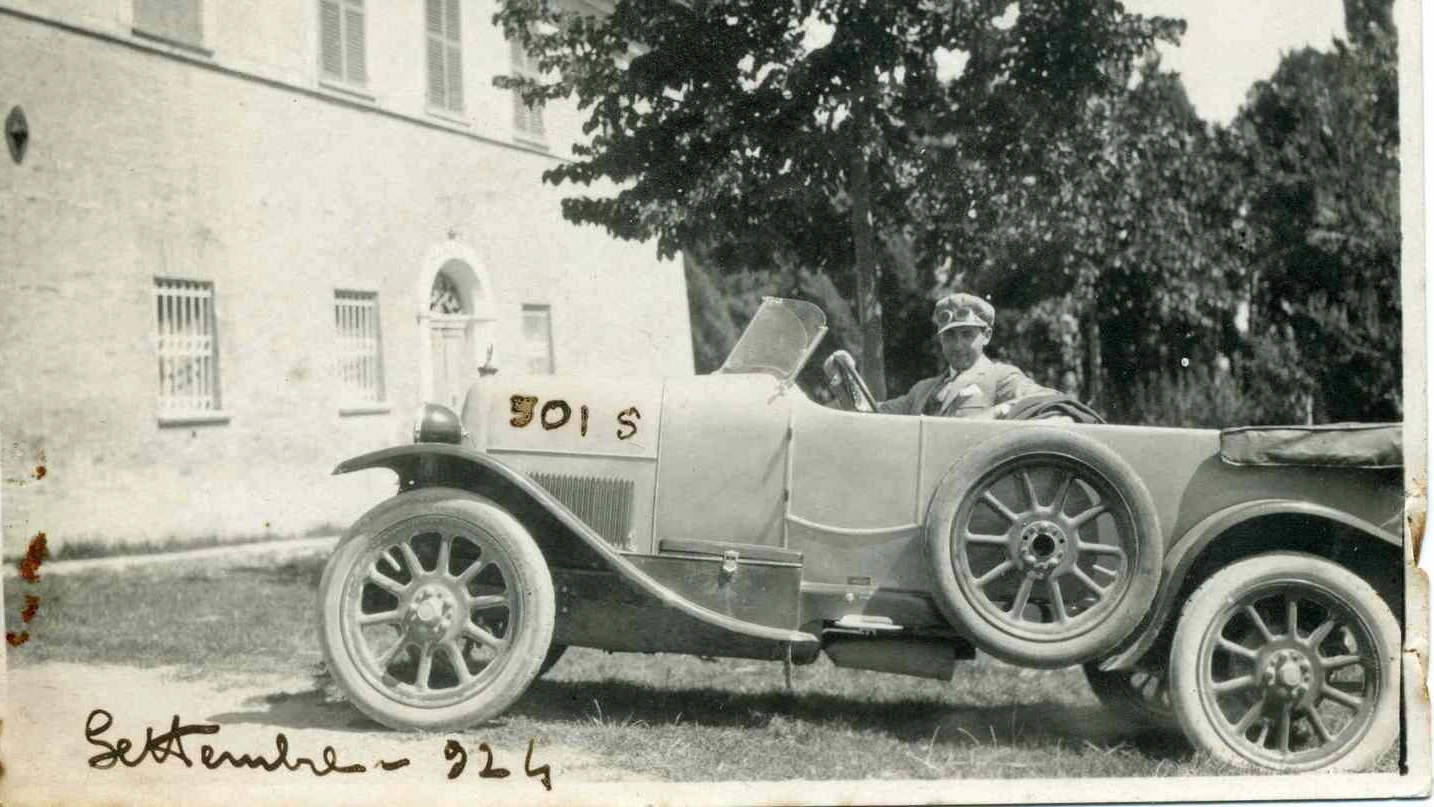 Settembre 1924, giardino e facciata della Villa Il Padiglione, il giovane ingegnere Corrado Moscati in visita allo zio Angelo con la nuova auto Fiat 501