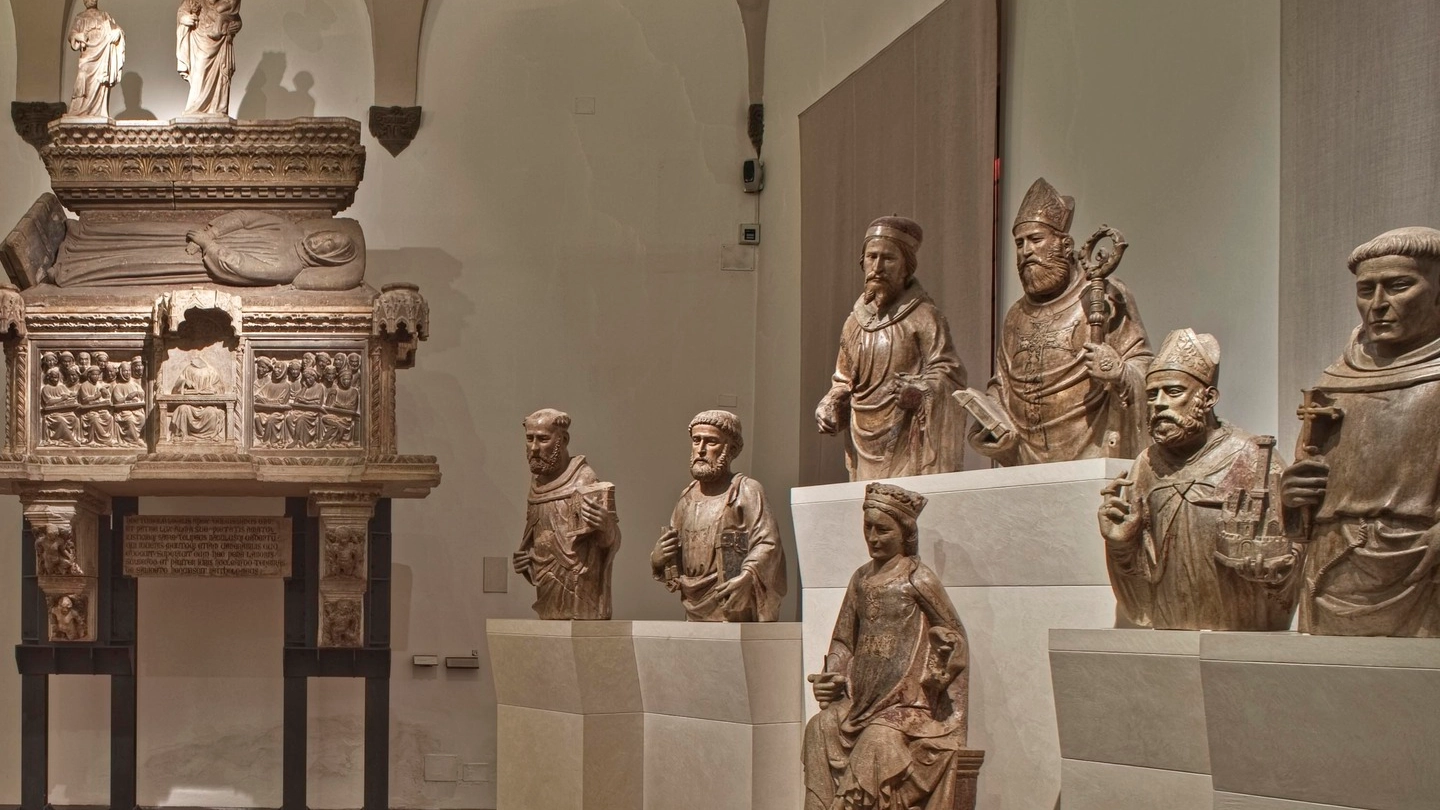 Due immagini del Museo Medievale di via Manzoni.  In alto, il trio dell’«Insolita visita»
