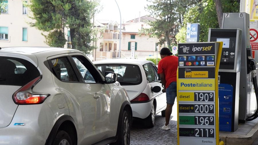 Il prezzo della benzina torna a sfondare quota 2 euro