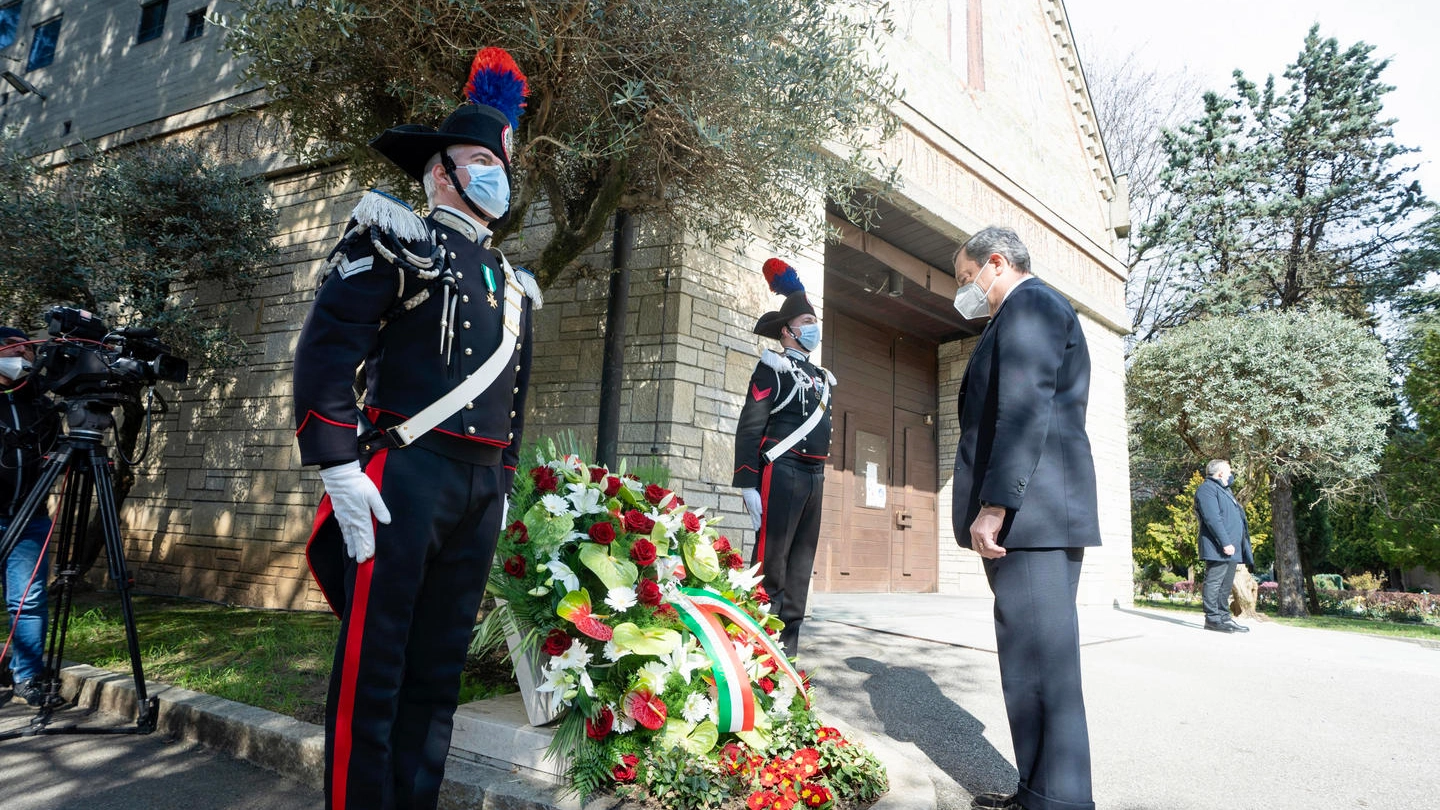 Il premier Draghi depone una corona di fiori per le vittime del Covid a Bregamo (Ansa)