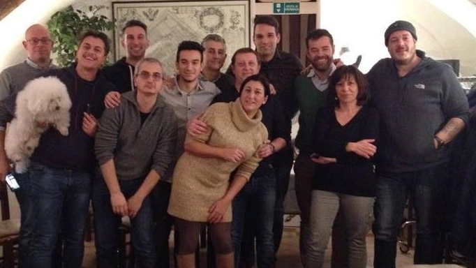 La foto del gruppo di tifosi con il presidente della Pallacanestro Ferrara Bondi, Fabio Bulgarelli