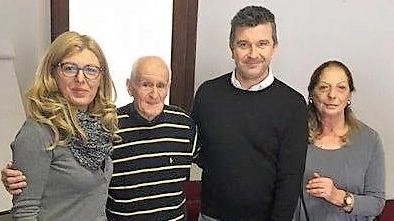 Il ginesino Raffaele Brandi con la moglie Bianca  e gli audioprotesisti di Amplifon, che seguiranno il suo caso