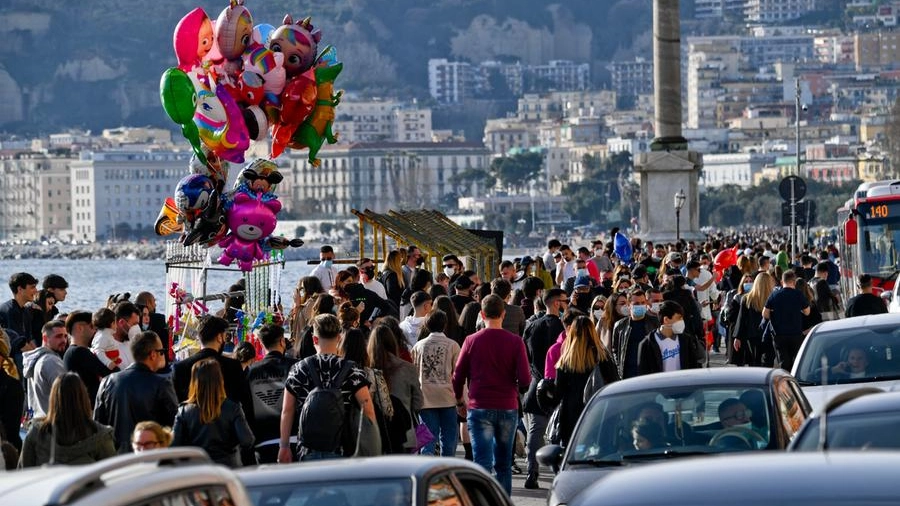 Folla a Napoli (foto d'archivio)