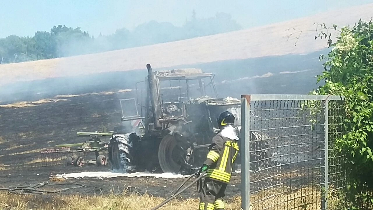 I resti del potente trattore andato completamente distrutto dalle fiamme mentre tagliava il fieno 