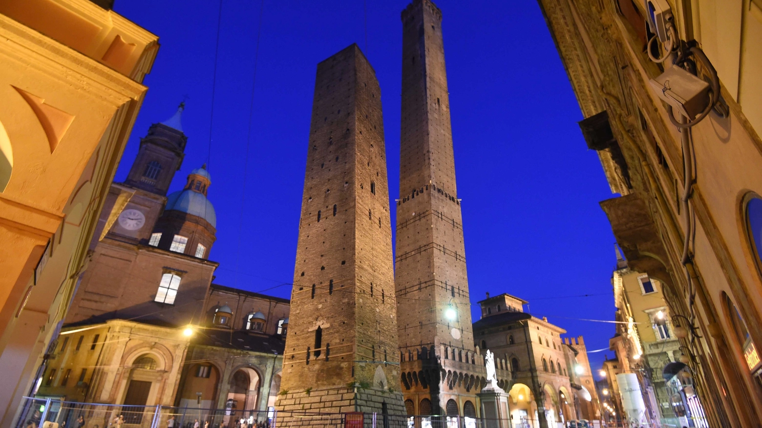 Un'immagine notturna delle Due Torri di Bologna (foto Schicchi)