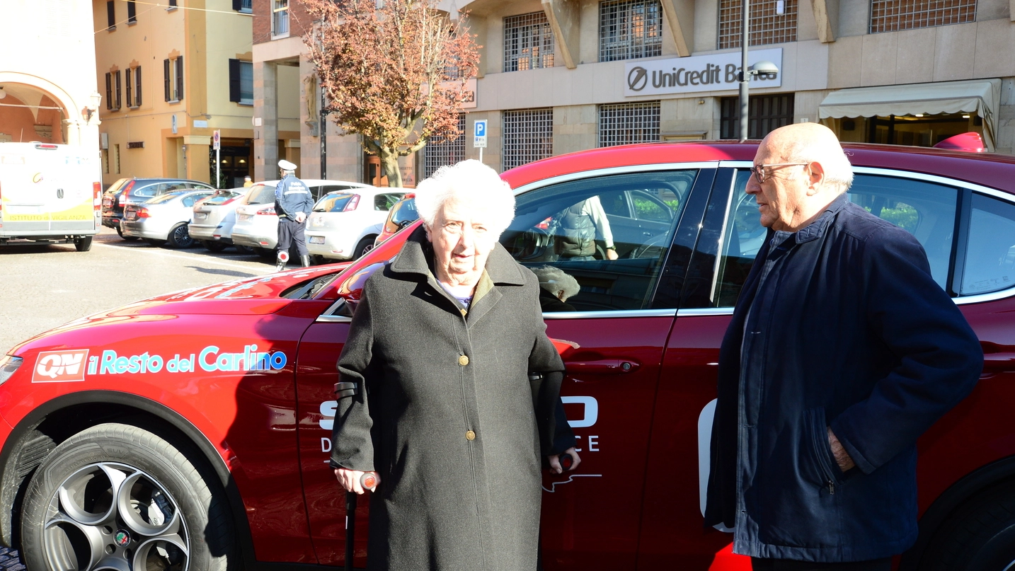 Vera Nanni e il giornalista de Il Resto del Carlino, Gianni Leoni in piazza a Budrio