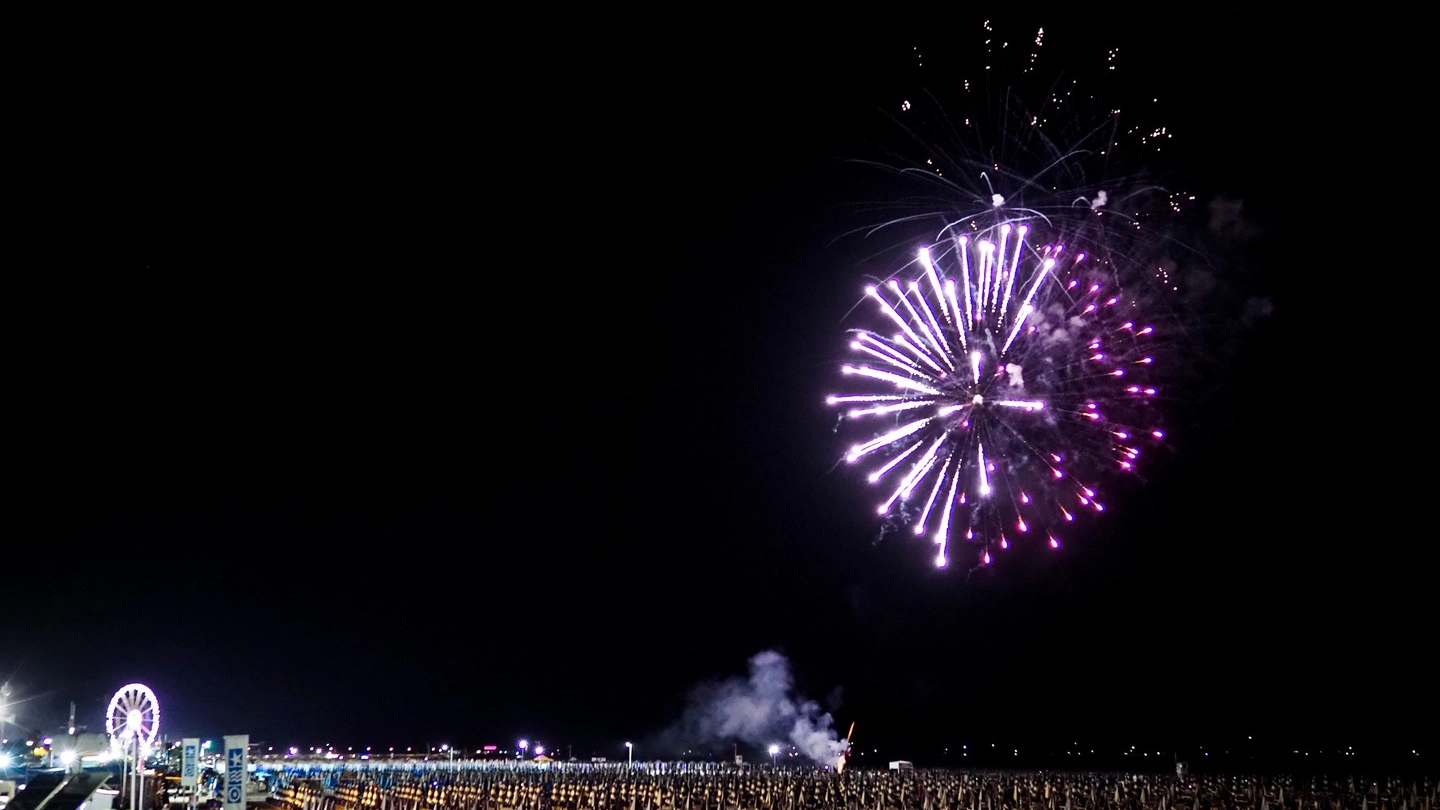 Notte Rosa 2019, i fuochi d'artificio sulla spiaggia di Rimini (Foto Petrangeli)