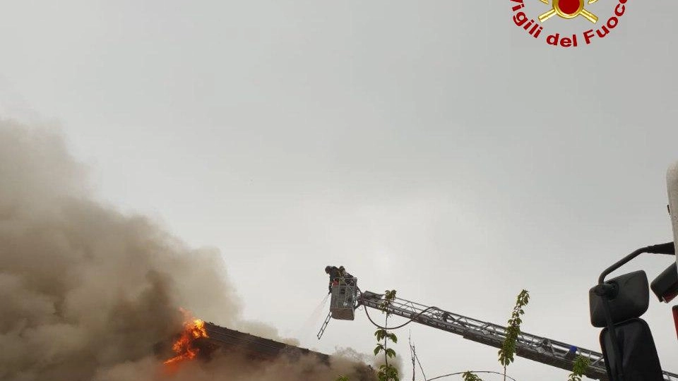 Incendio a San Benedetto val di Sambro, fiamme in una villa