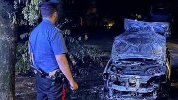 

Incendio di auto a Poviglio: Vigili del Fuoco e Carabinieri all'opera