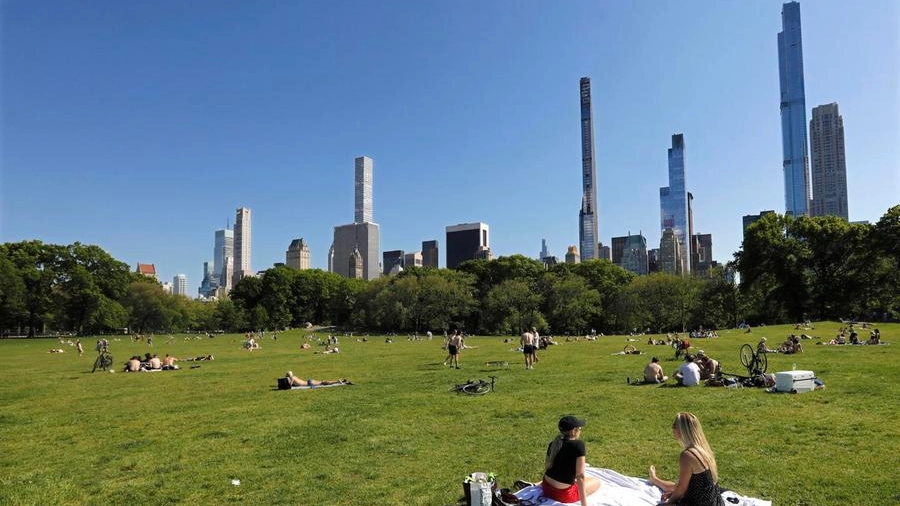 Relax a Central Park: a New York raggiunta l'immunità di gregge (Ansa)