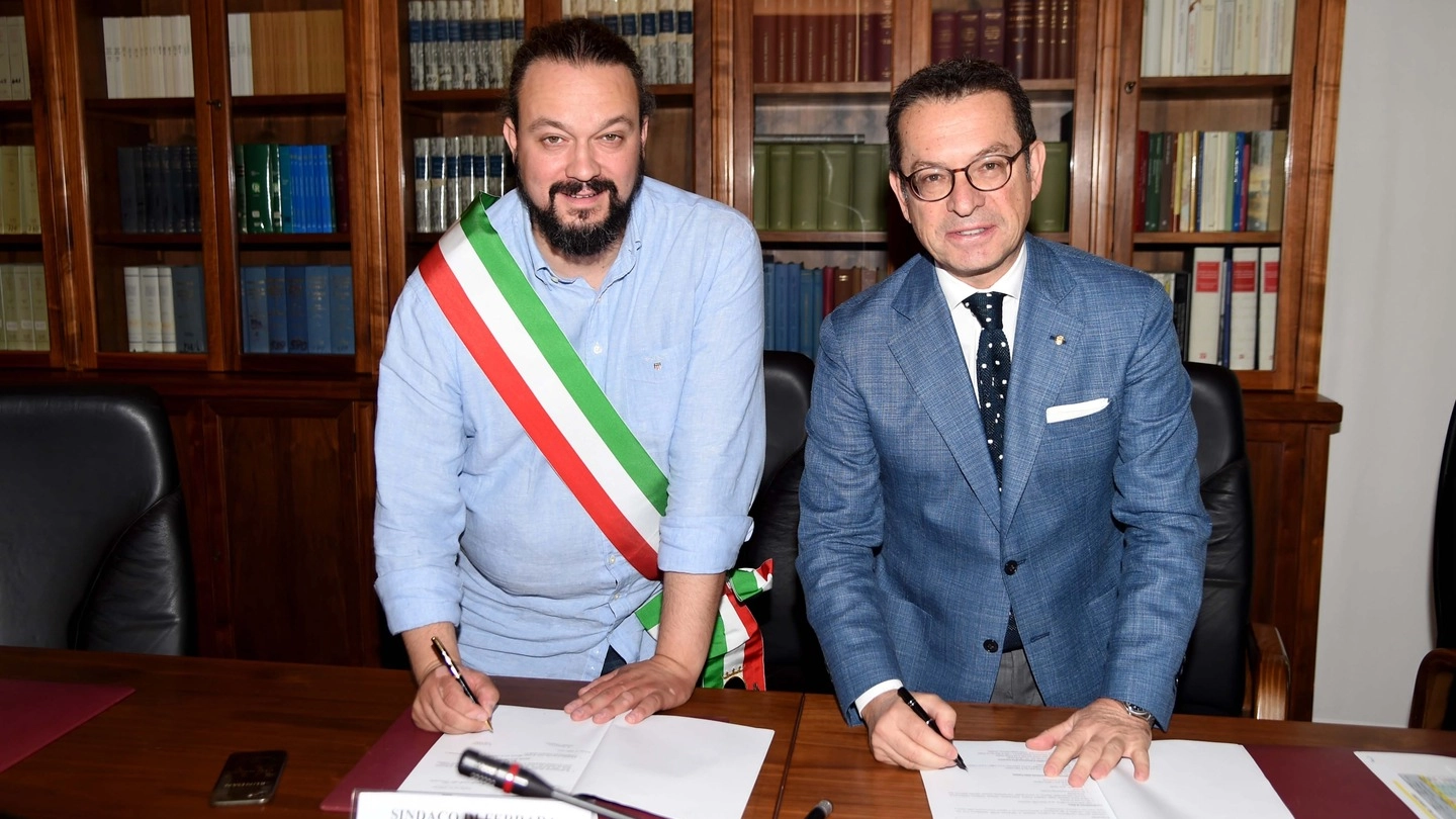 Il sindaco Alan Fabbri e il prefetto Michele Campanaro intenti a firmare l’accordo 