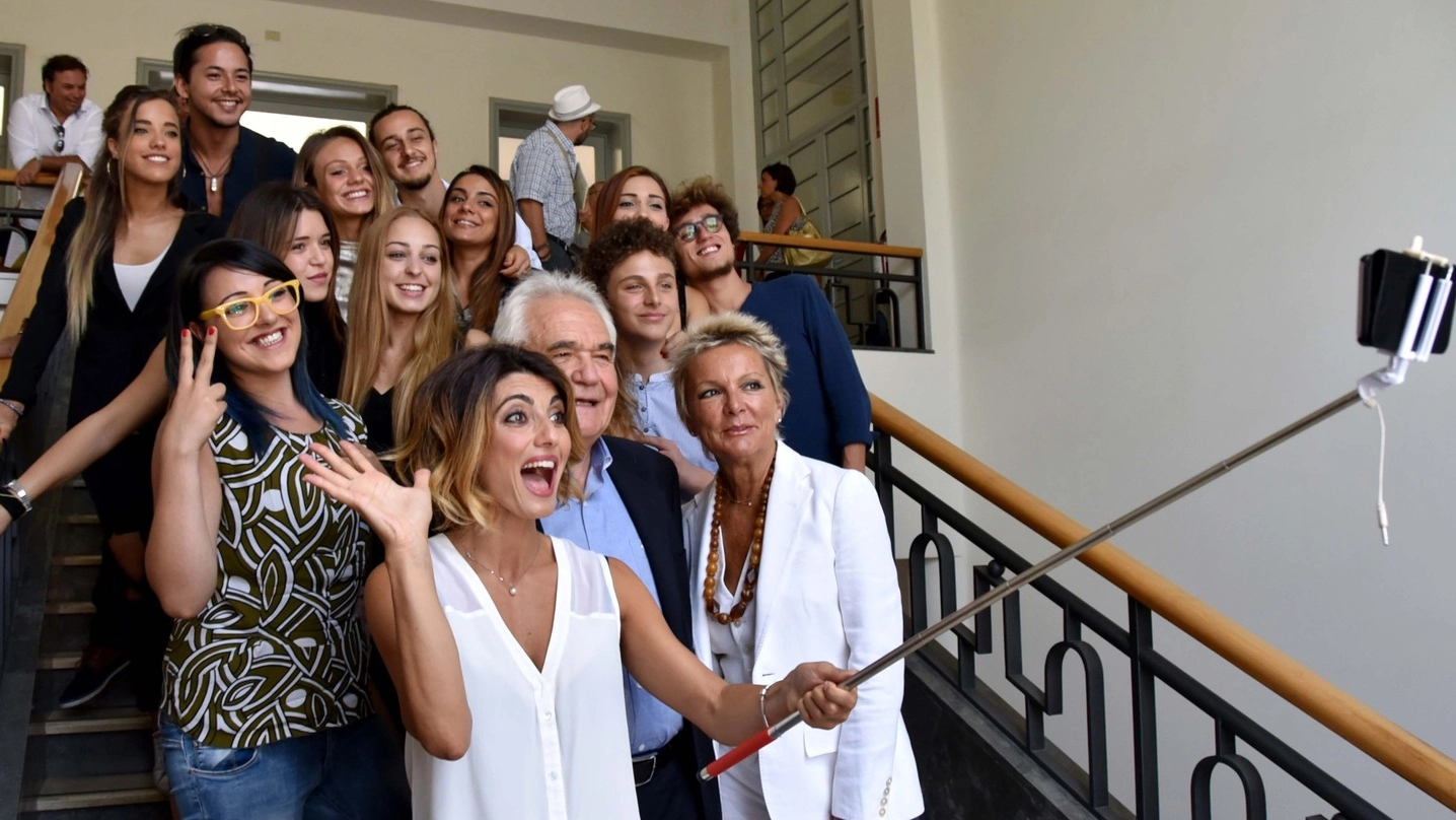 Samanta Togni scatta un selfie di gruppo (Foto Fantini)