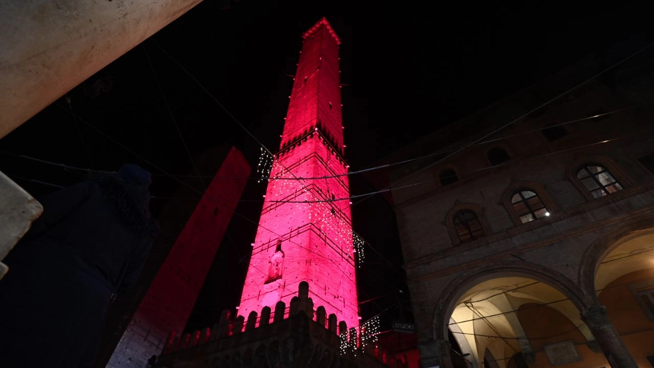 La Torre degli Asinelli di Bologna illuminata per le feste di Natale (FotoSchicchi)