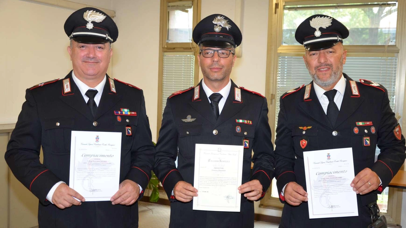 Encomi agli eroi in divisa  Tre carabinieri coraggiosi  premiati dal generale