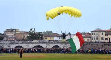 Adunata Alpini 2022, a Rimini il lancio dei paracadutisti e il concerto delle fanfare