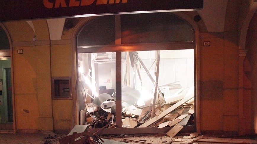Rolo, ladri fanno esplodere un bancomat in pieno centro (Foto Lecci)