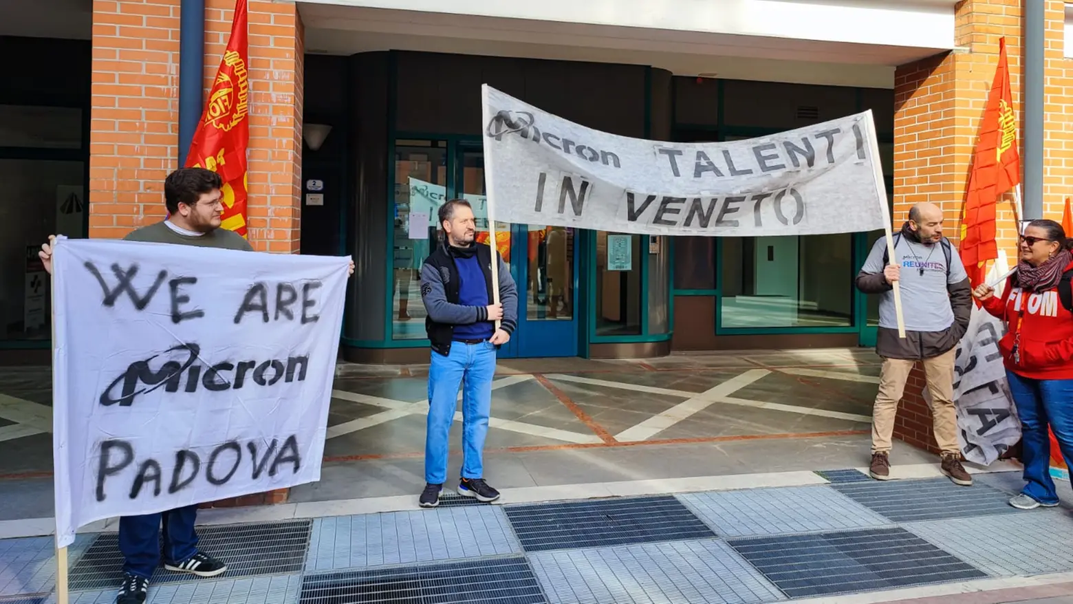 Lo sciopero dei lavoratori di Micron contro la chiusura del sito di Padova
