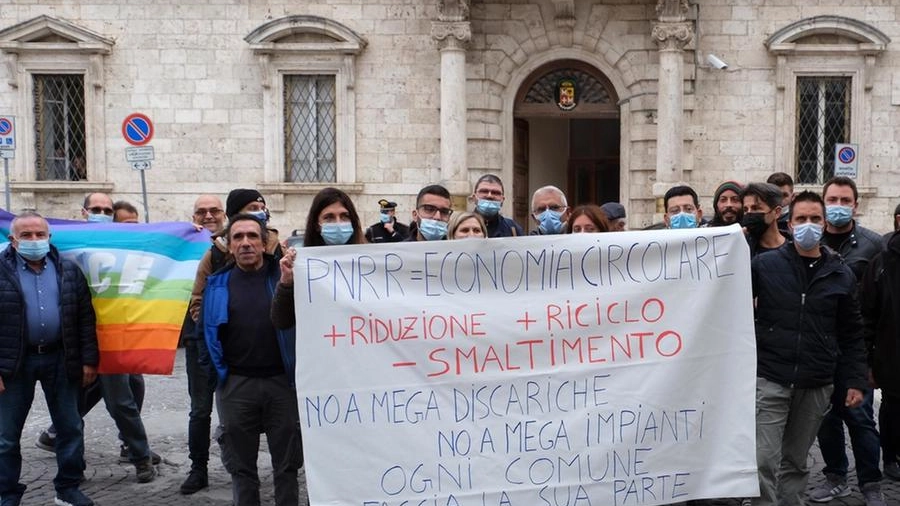 Rifiuti, la protesta in piazza ad Ascoli