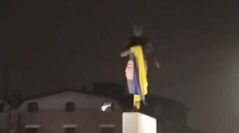 La foto della statua di Dorando Pietri questa notte con il drappo gialloblù