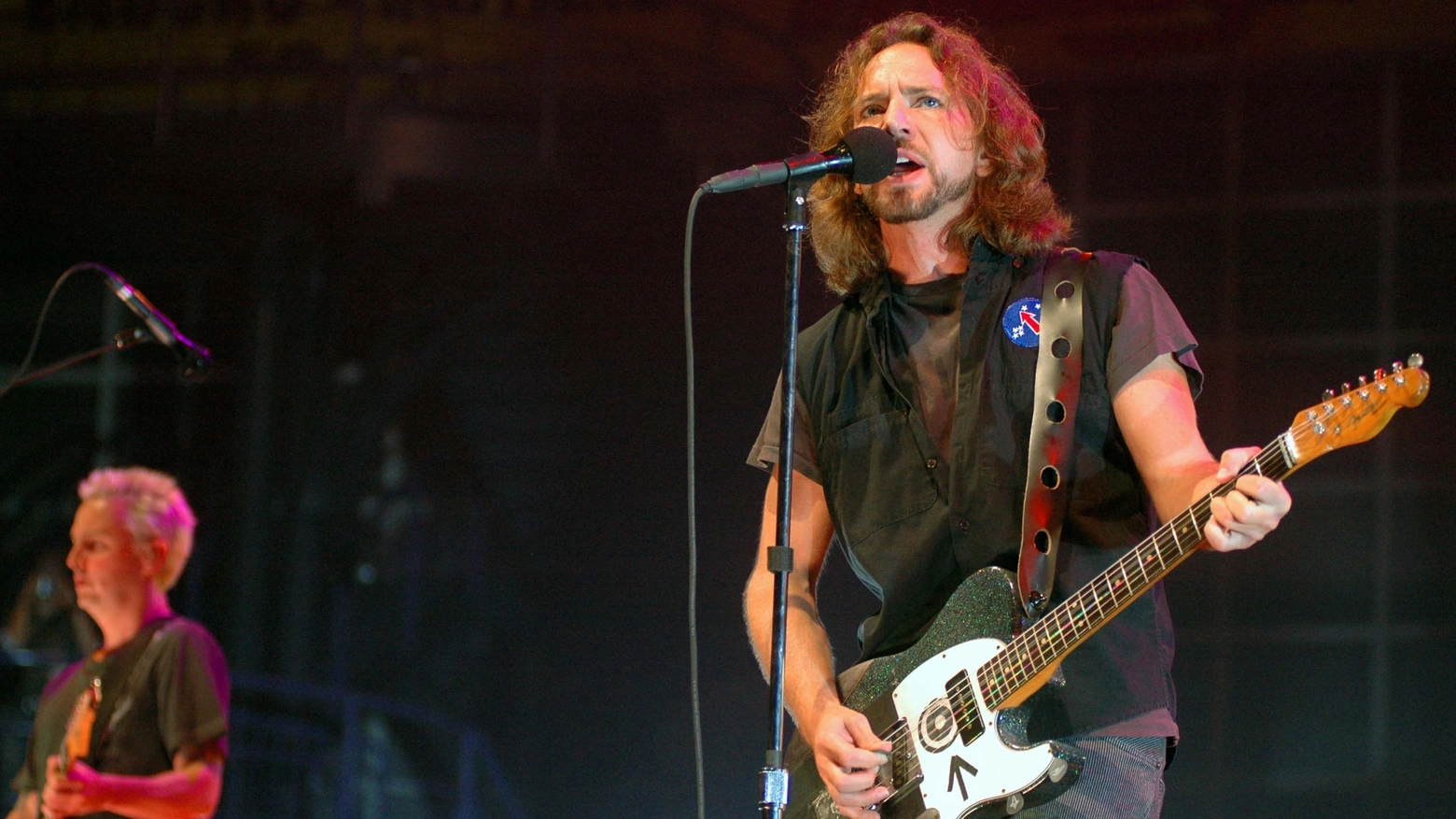 Eddie Vedder, frontman dei Pearl Jam. La band sarà in concerto a Imola (Serra)