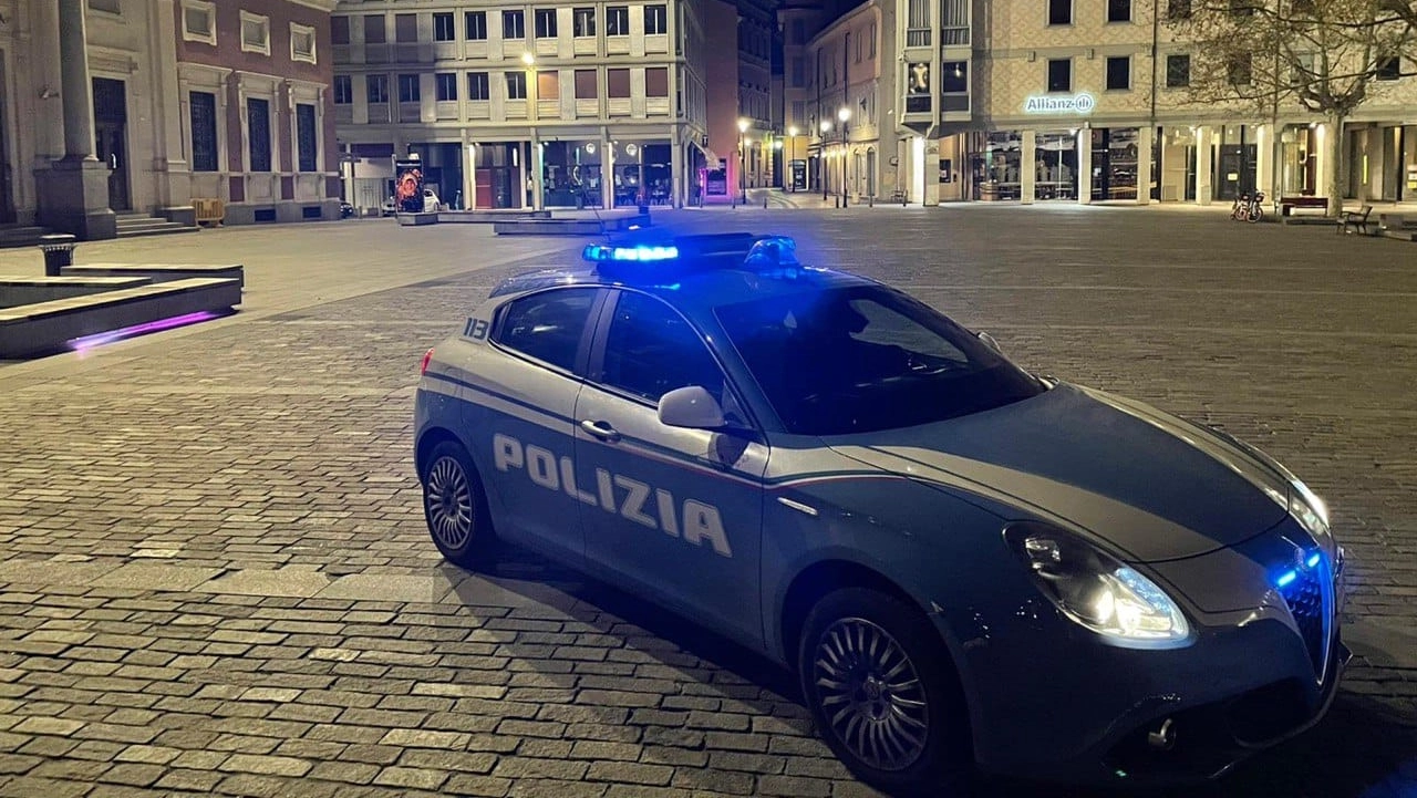Una Volante della polizia in centro storico a Reggio Emilia