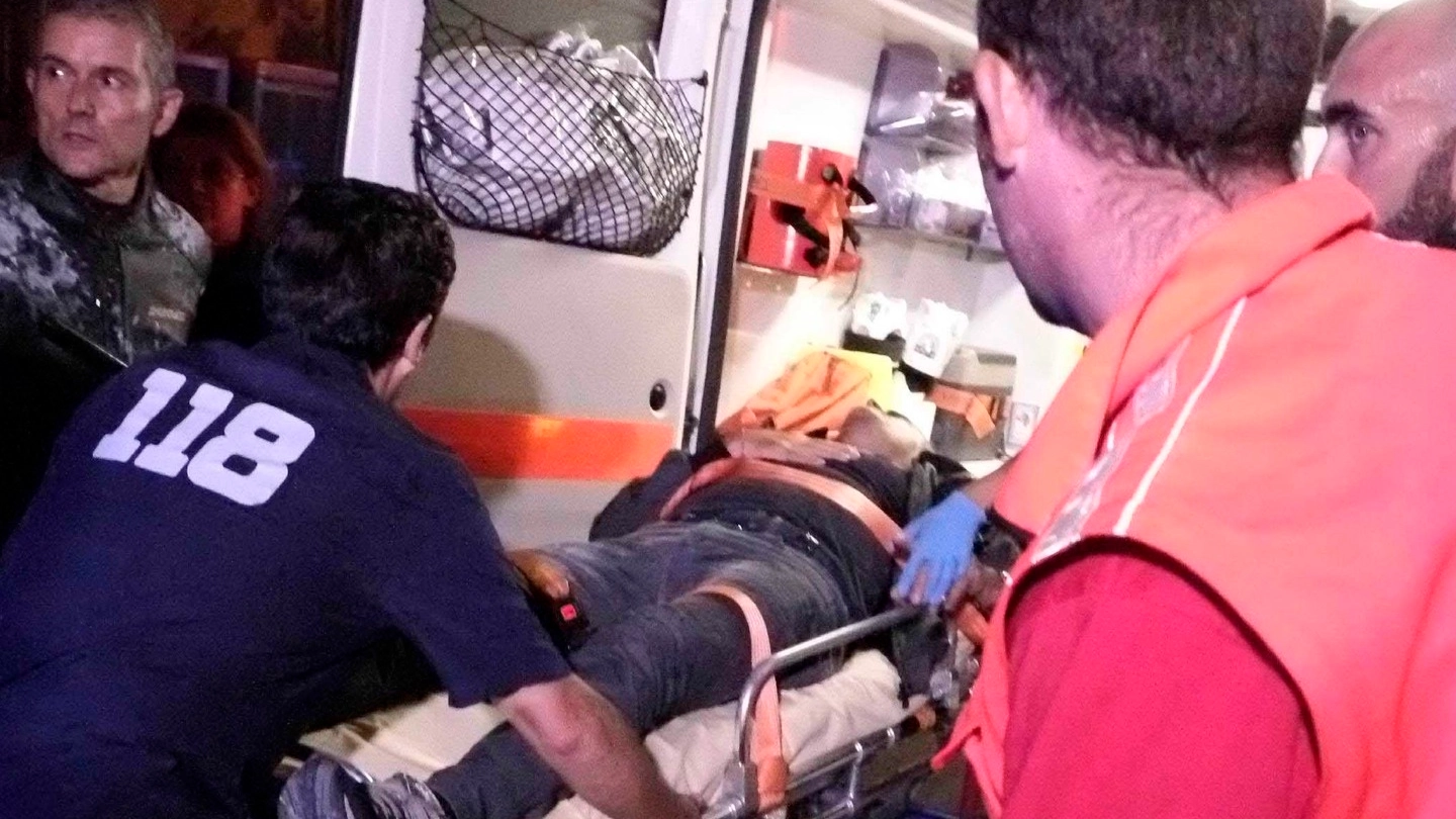 Bologna: l’agente, rimasto ferito negli scontri con gli antagonisti caricato sull’ambulanza 