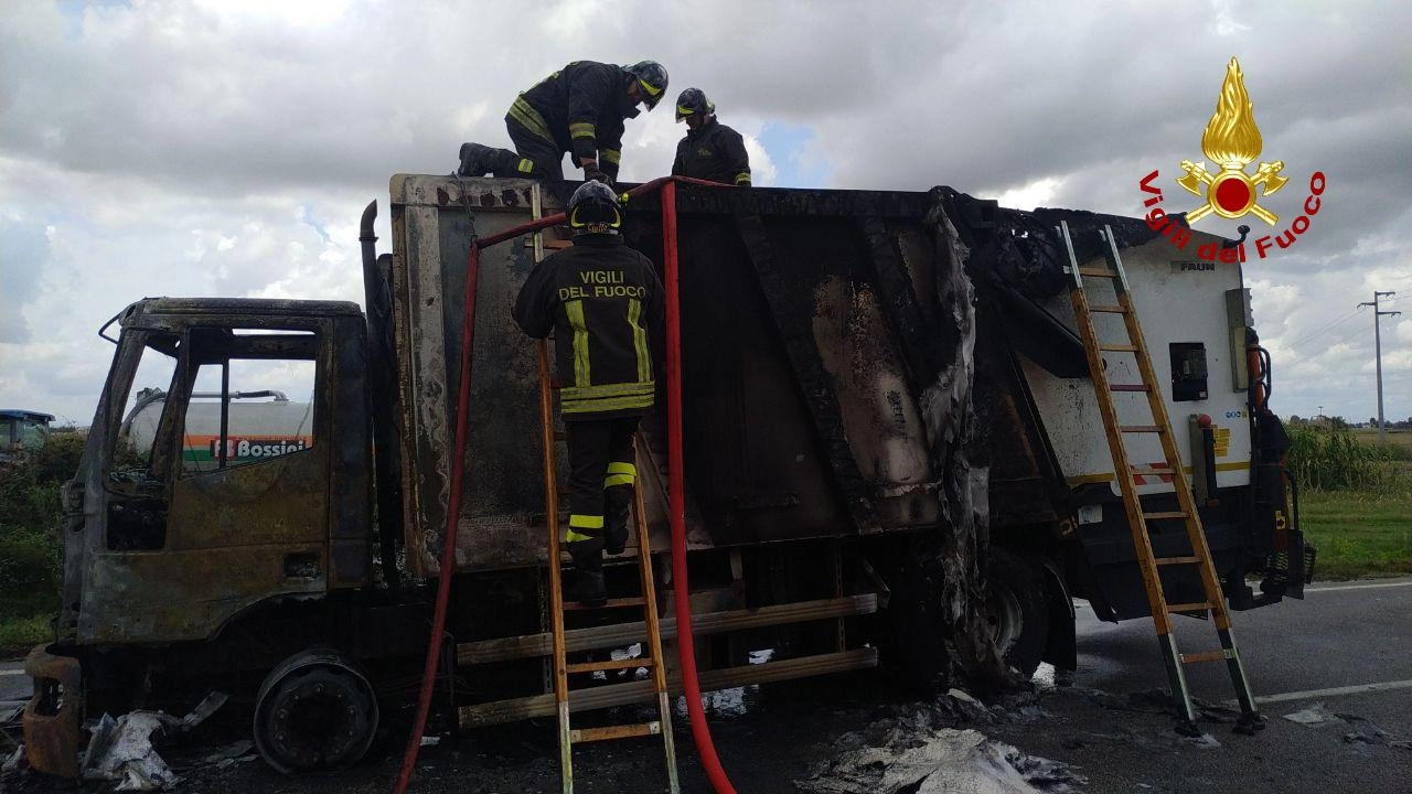 Incendio a San Giovanni in Persiceto, brucia il camion dei rifiuti