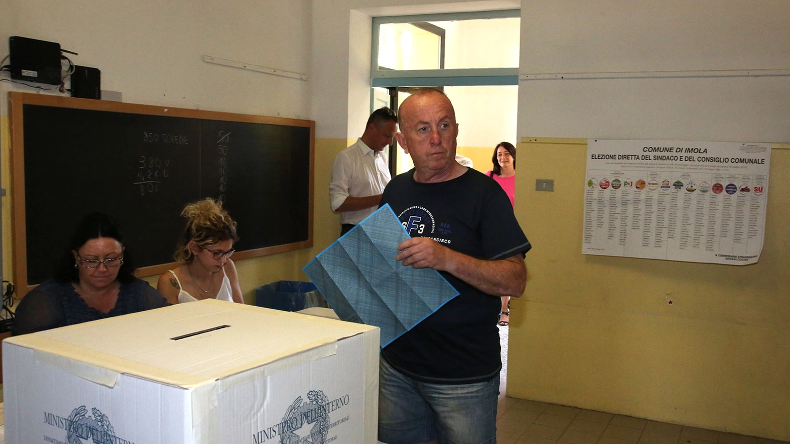 Votazioni a Imola (foto Isolapress)